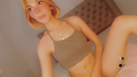 Snapshot of bella_tara chatting on 01/15/25, 04:36 Bella online show from 01/15/25, 04:36