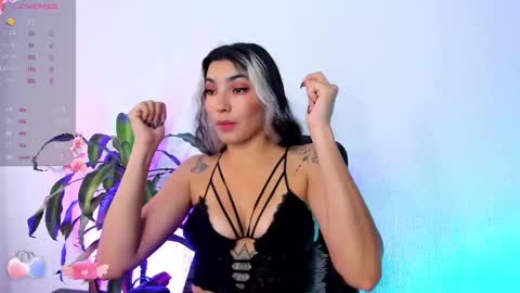 Snapshot of bella_thorne3 chatting on 12/06/24, 08:18 Bella online show from 12/06/24, 08:18