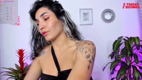 Snapshot of bella_thorne3 chatting on 01/08/25, 02:25 Bella online show from 01/08/25, 02:25