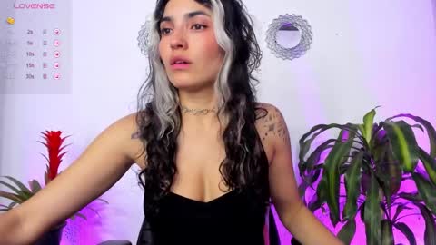 Snapshot of bella_thorne3 chatting on 01/17/25, 11:40 Bella online show from 01/17/25, 11:40