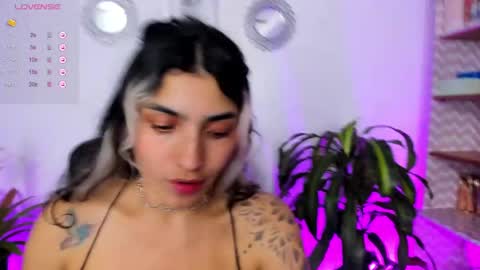 Snapshot of bella_thorne3 chatting on 01/18/25, 03:20 Bella online show from 01/18/25, 03:20