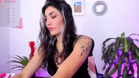 Snapshot of bella_thorne3 chatting on 01/21/25, 08:00 Bella online show from 01/21/25, 08:00