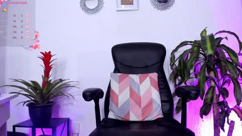 Snapshot of bella_thorne3 chatting on 01/25/25, 06:12 Bella online show from 01/25/25, 06:12