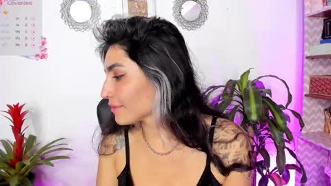 Snapshot of bella_thorne3 chatting on 01/30/25, 05:52 Bella online show from 01/30/25, 05:52