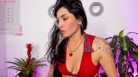 Snapshot of bella_thorne3 chatting on 01/30/25, 11:34 Bella online show from 01/30/25, 11:34