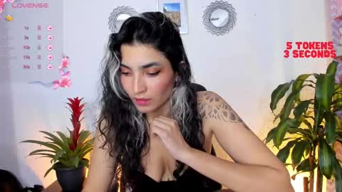 Snapshot of bella_thorne3 chatting on 02/15/25, 01:31 Bella online show from 02/15/25, 01:31