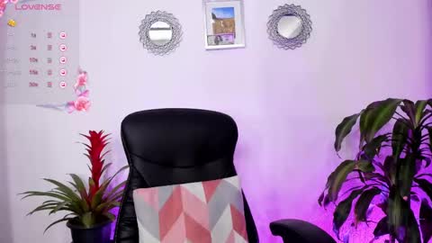 Snapshot of bella_thorne3 chatting on 03/04/25, 06:50 Bella online show from 03/04/25, 06:50