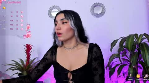 Snapshot of bella_thorne3 chatting on 03/07/25, 07:49 Bella online show from 03/07/25, 07:49