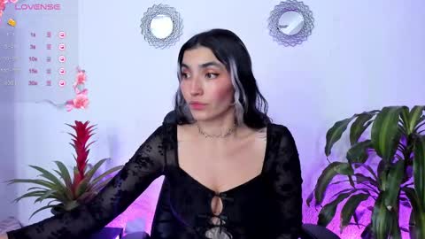 Snapshot of bella_thorne3 chatting on 03/08/25, 02:01 Bella online show from 03/08/25, 02:01