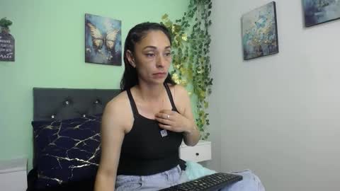 Snapshot of bellamarquez_ chatting on 10/25/25, 03:07 Bella online show from 10/25/25, 03:07