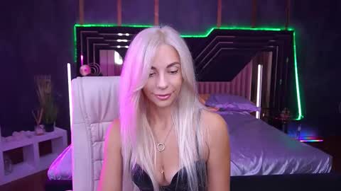 Bella online show from 10/08/25, 01:09