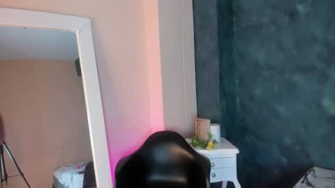 bellarooux online show from 11/10/25, 12:15