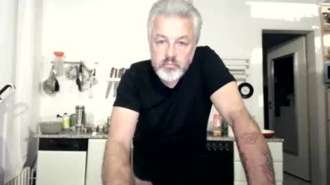 Snapshot of berg_boy chatting on 11/17/25, 10:15 Martin online show from 11/17/25, 10:15