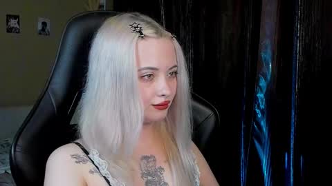 Snapshot of besensuallll chatting on 09/23/25, 04:43 Velna online show from 09/23/25, 04:43