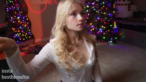 Snapshot of bestblondiiecb chatting on 12/23/24, 05:22 Chloe Next stream on Friday online show from 12/23/24, 05:22