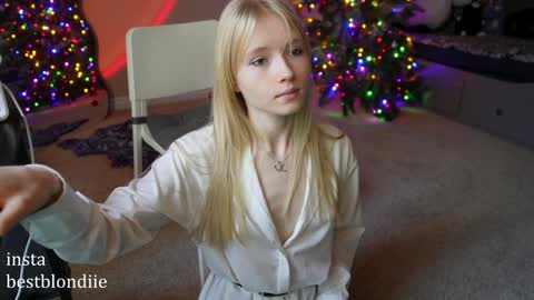 Snapshot of bestblondiiecb chatting on 01/10/25, 05:24 Chloe Next stream on Friday online show from 01/10/25, 05:24