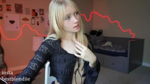 Snapshot of bestblondiiecb chatting on 01/25/25, 05:08 Chloe Next stream on Friday online show from 01/25/25, 05:08