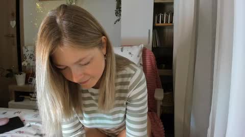 Snapshot of bestgirl_ofthe_neighborhood chatting on 01/24/25, 07:07 Vicky online show from 01/24/25, 07:07