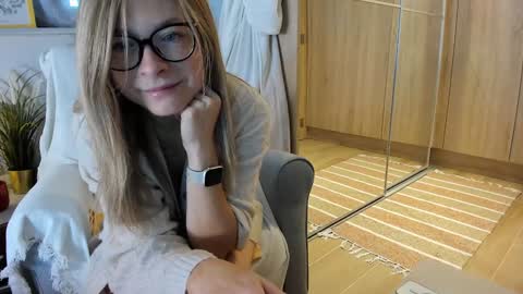 Snapshot of bestgirl_ofthe_neighborhood chatting on 10/20/25, 06:47 Vicky online show from 10/20/25, 06:47