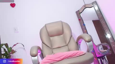 Nicolle Aviles online show from 10/07/25, 08:22