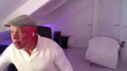 Snapshot of bickel chatting on 11/26/25, 02:12 Bickel online show from 11/26/25, 02:12