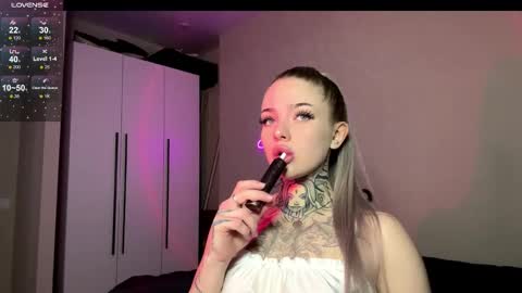 Snapshot of bklfeya chatting on 11/17/25, 05:52 bklfeya online show from 11/17/25, 05:52