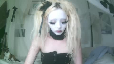 Snapshot of bl0odsyring3 chatting on 10/01/25, 08:04 vampire fang  online show from 10/01/25, 08:04