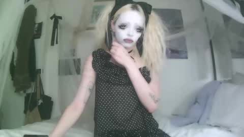 Snapshot of bl0odsyring3 chatting on 10/02/25, 07:10 vampire fang  online show from 10/02/25, 07:10