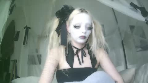 Snapshot of bl0odsyring3 chatting on 10/03/25, 07:00 vampire fang  online show from 10/03/25, 07:00