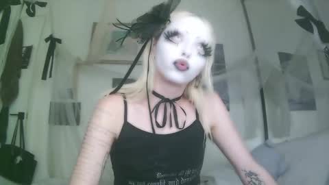 Snapshot of bl0odsyring3 chatting on 10/04/25, 07:01 vampire fang  online show from 10/04/25, 07:01