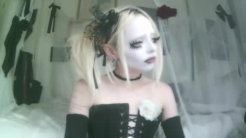 Snapshot of bl0odsyring3 chatting on 10/08/25, 07:22 vampire fang  online show from 10/08/25, 07:22