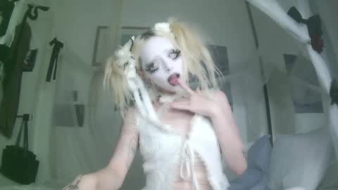 Snapshot of bl0odsyring3 chatting on 10/09/25, 07:12 vampire fang  online show from 10/09/25, 07:12