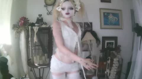 Snapshot of bl0odsyring3 chatting on 10/17/25, 07:38 vampire fang  online show from 10/17/25, 07:38