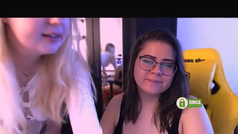 Sasha and Bella online show from 09/25/25, 06:28