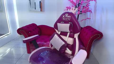 Snapshot of black_roseee chatting on 11/16/25, 03:39 Rousse online show from 11/16/25, 03:39