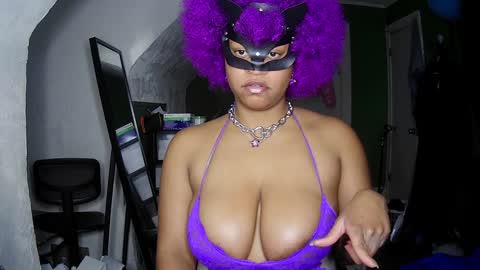 Snapshot of blacksirenqueen chatting on 12/06/24, 01:07 Queen Siren online show from 12/06/24, 01:07