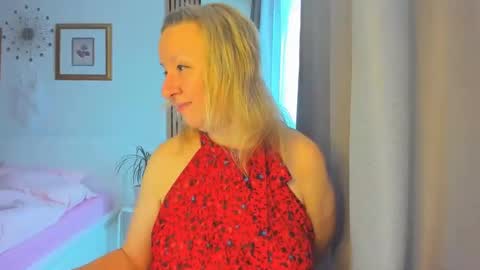 Snapshot of blonde_angel20 chatting on 01/08/25, 11:54 Nicole online show from 01/08/25, 11:54