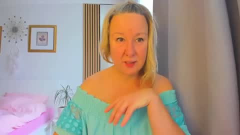 Snapshot of blonde_angel20 chatting on 01/09/25, 09:06 Nicole online show from 01/09/25, 09:06