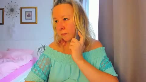 Snapshot of blonde_angel20 chatting on 01/09/25, 12:09 Nicole online show from 01/09/25, 12:09