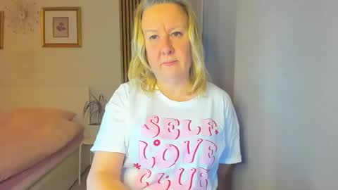 Snapshot of blonde_angel20 chatting on 01/09/25, 05:00 Nicole online show from 01/09/25, 05:00