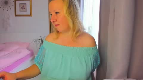 Snapshot of blonde_angel20 chatting on 01/10/25, 09:23 Nicole online show from 01/10/25, 09:23