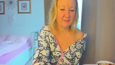 Snapshot of blonde_angel20 chatting on 01/11/25, 09:15 Nicole online show from 01/11/25, 09:15