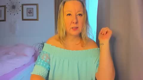 Snapshot of blonde_angel20 chatting on 01/14/25, 10:27 Nicole online show from 01/14/25, 10:27