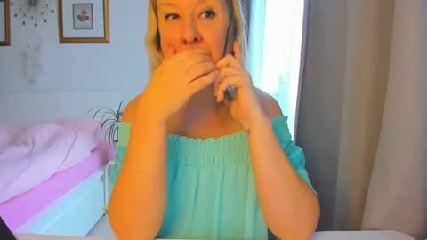 Snapshot of blonde_angel20 chatting on 01/15/25, 09:35 Nicole online show from 01/15/25, 09:35