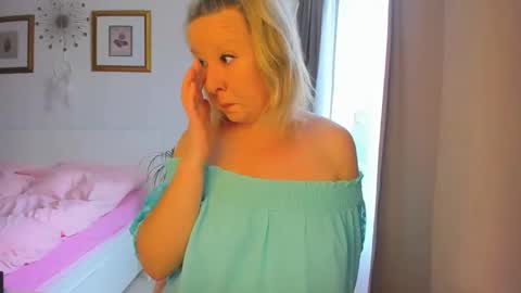 Snapshot of blonde_angel20 chatting on 01/17/25, 09:28 Nicole online show from 01/17/25, 09:28