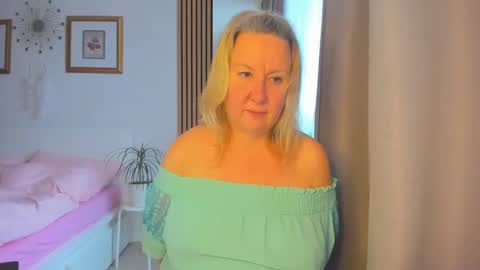 Snapshot of blonde_angel20 chatting on 01/20/25, 08:41 Nicole online show from 01/20/25, 08:41