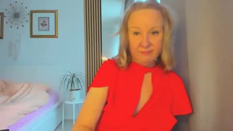 Snapshot of blonde_angel20 chatting on 02/06/25, 08:39 Nicole online show from 02/06/25, 08:39