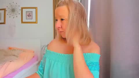 Snapshot of blonde_angel20 chatting on 02/24/25, 10:04 Nicole online show from 02/24/25, 10:04