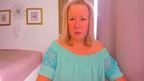 Snapshot of blonde_angel20 chatting on 03/06/25, 09:58 Nicole online show from 03/06/25, 09:58