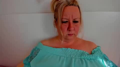 Snapshot of blonde_angel20 chatting on 09/25/25, 12:20 Nicole online show from 09/25/25, 12:20